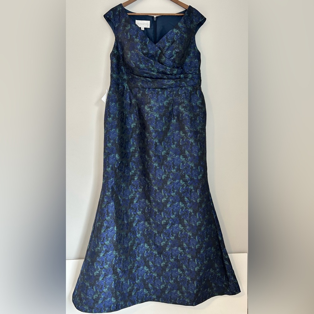 NWT Azazie Elanor Dark Navy Gown A16 EU 48 – Color Shifts in Light